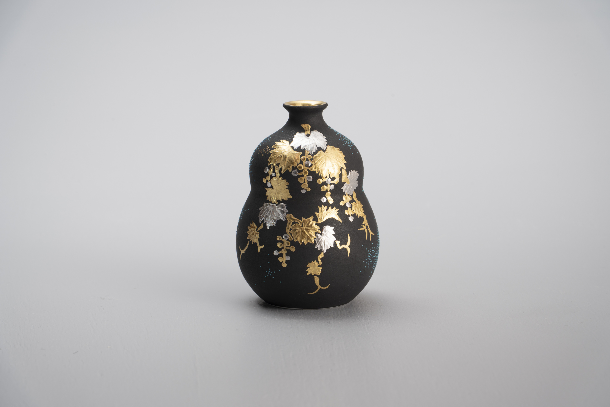 小花入・白金盛葡萄図青粒