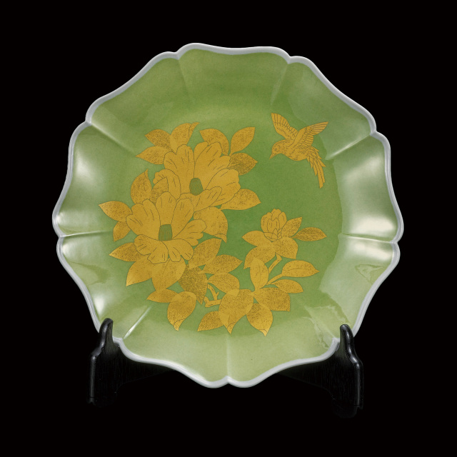 9.5号飾皿・釉裏金彩椿文（皿立付）