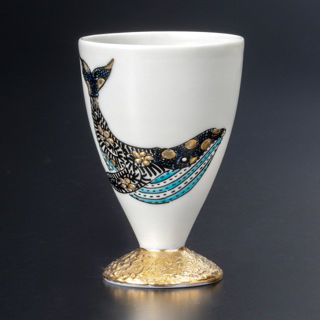 酒盃・色絵線描金彩クジラ図