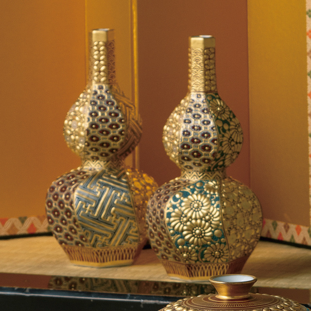 飾対徳利・本金盛割取小紋