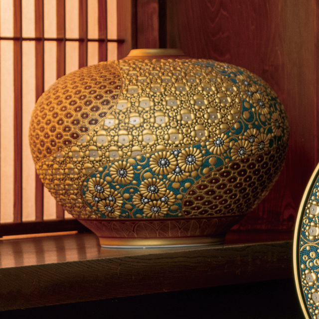 10号飾壺・本金盛割取小紋