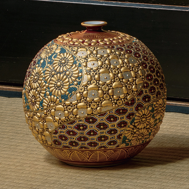 5号飾壺・本金盛割取小紋