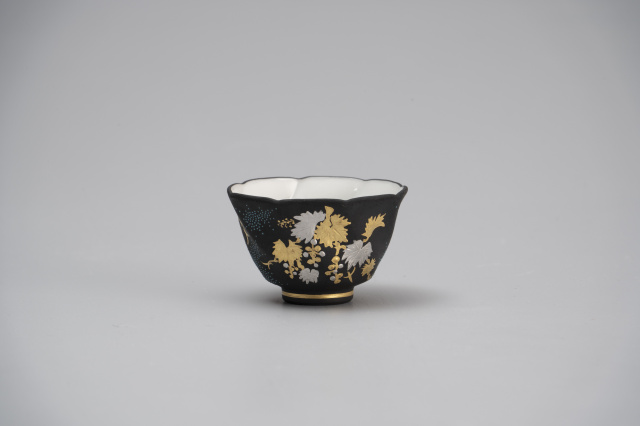 ひねり酒盃・白金盛葡萄図青粒