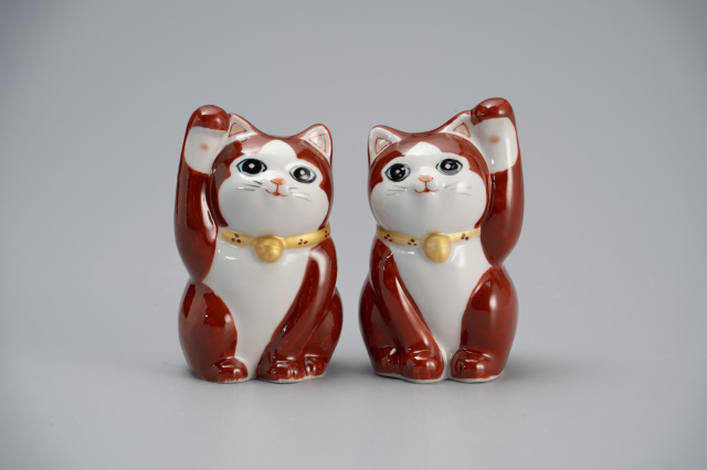 3号招き猫・赤地 金彩(左右)