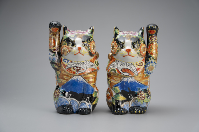 7号招き猫・黒盛 富士山に鶴亀(左右)