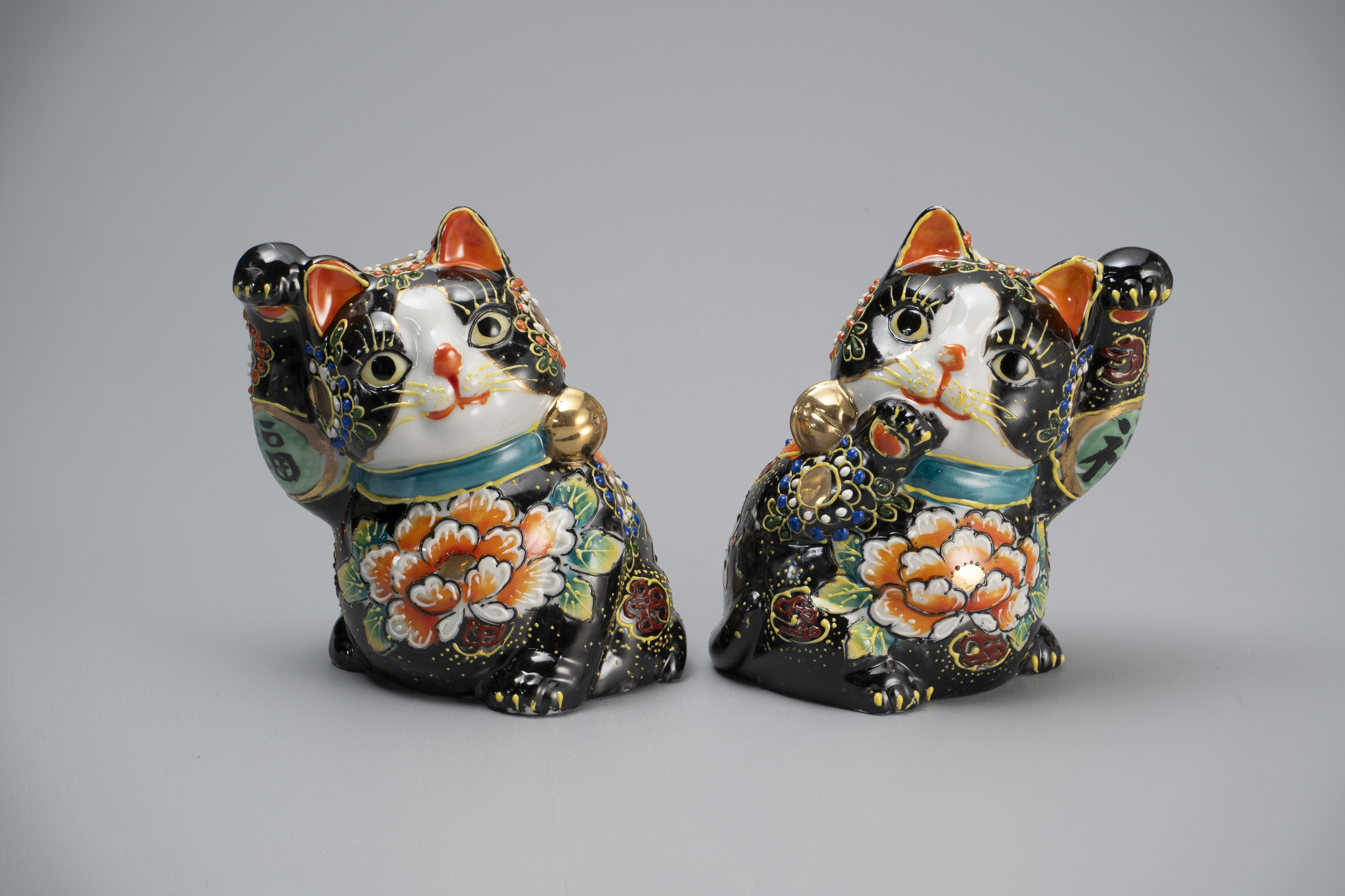4号おいで招き猫・黒盛 花と蝶(左右)