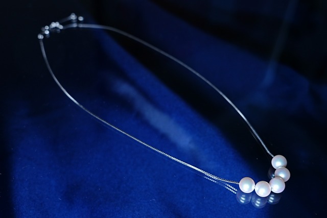 シルバーチェーン 花珠真珠５珠スルーネックレス