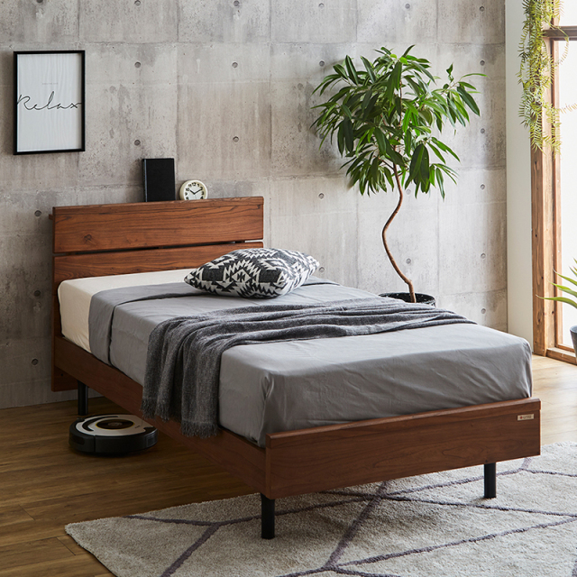 Tasiaコンセント付無垢材ベッドフレーム　シングル