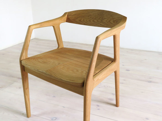リネア（肘置き付） 座面が広くゆったり座れる天然木・無垢のチェア