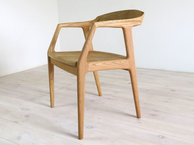 リネア（肘置き付） 座面が広くゆったり座れる天然木・無垢のチェア