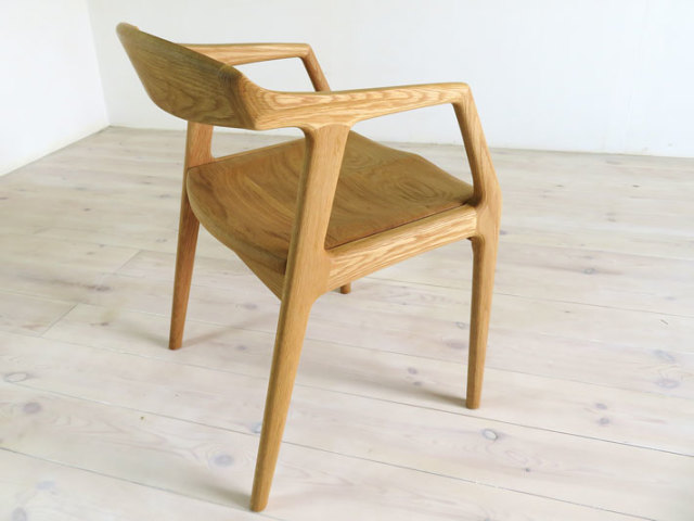 リネア（肘置き付） 座面が広くゆったり座れる天然木・無垢のチェア