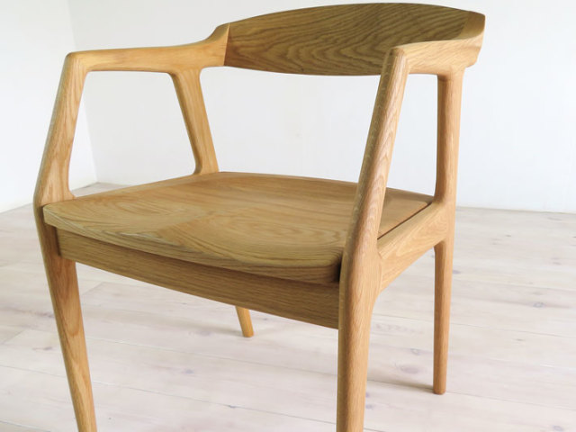 リネア（肘置き付） 座面が広くゆったり座れる天然木・無垢のチェア