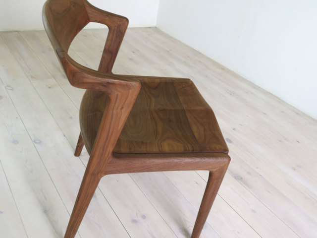 リネア 座面が広くゆったり座れる天然木・無垢のチェア ウォールナット