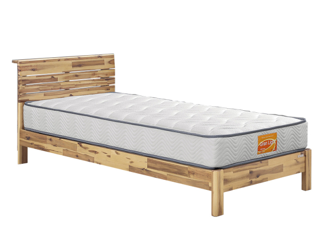 色がナチュラルのベッドの写真