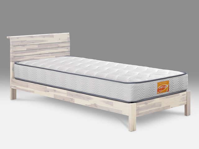 色がホワイトのベッドの写真