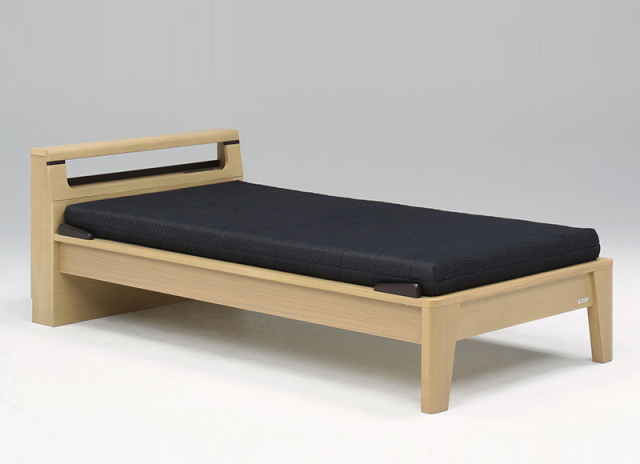 色がナチュラルのベッドの写真