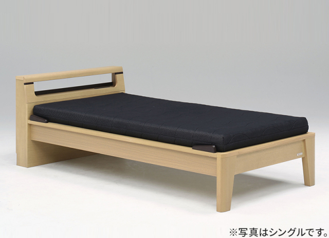 色がナチュラルのベッドの写真