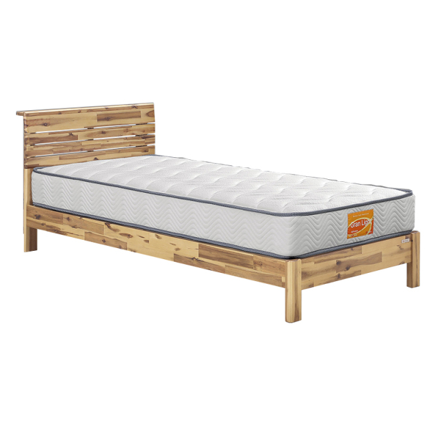 ナチュラル色のベッドの写真