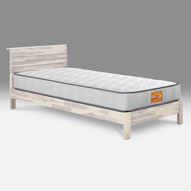 ホワイトのベッドの写真