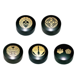 切立香合　木質性　紋入り　黒　２.５寸