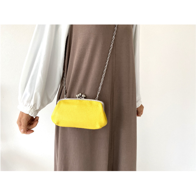 KT レザー長財布 チェーン付きがま口バッグ 着用画像 yellow