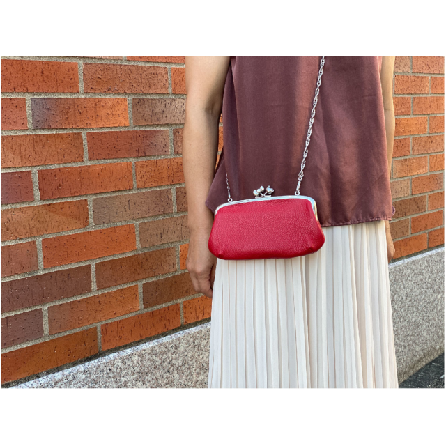 KT レザー長財布 チェーン付きがま口バッグ 着用画像 red