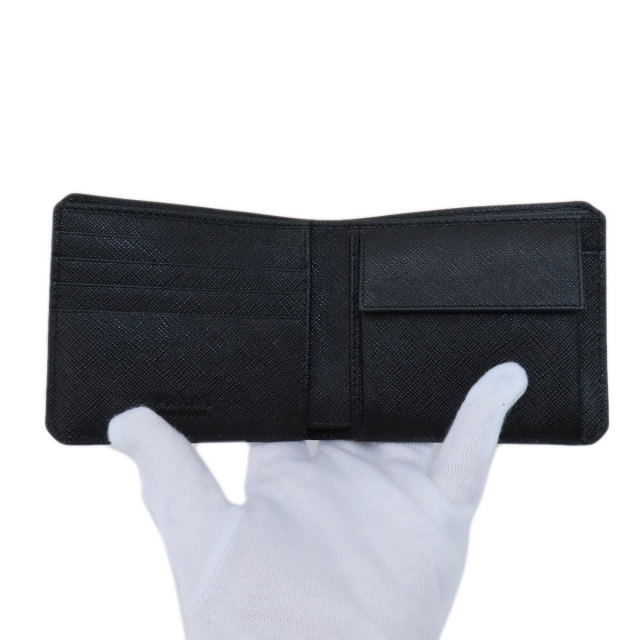プラダ サフィアーノ 二つ折り財布 小銭入れ付き ブラック 2MO738 PRADA プラダ 2MO738 ロゴ金具 サフィアーノ 二つ折り財布（小銭