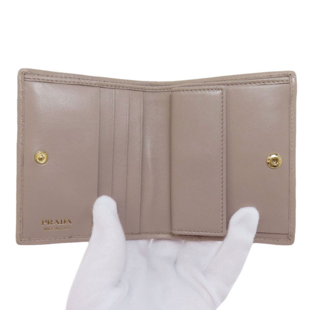 【国内発送！】PRADA 2つ折り財布 ゴールドロゴ 1MV204 PRADA プラダ 1MV204 ロゴ金具 二つ折り財布（小銭入れあり