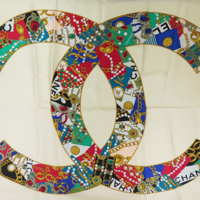 CHANEL コインモチーフ シルクスカーフ 美品 CHANEL シャネル シルク スカーフ ゴールド 紫 総柄 ココ