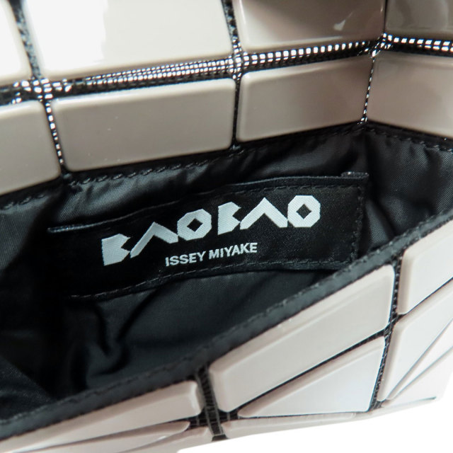 ISSEY MIYAKE INC. イッセイミヤケ バオバオ 二つ折り財布（小銭入れ