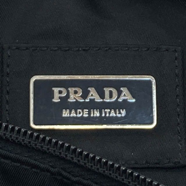 プラダ ボディバッグ ロゴ金具