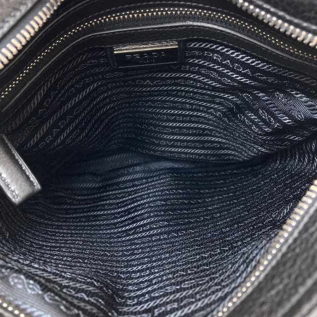 プラダ ショルダーバッグ ロゴ金具