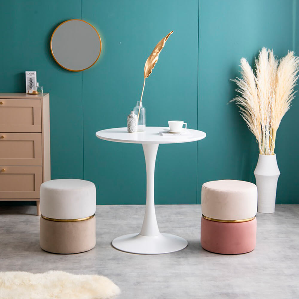 2026年トレンドを反映したクリームカラーのブークレアームチェアが置かれた、自然光あふれるモダンなリビングルーム