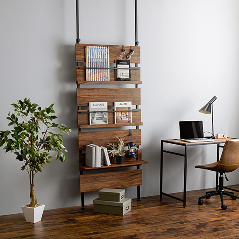 壁面に設置された突っ張りシェルフ