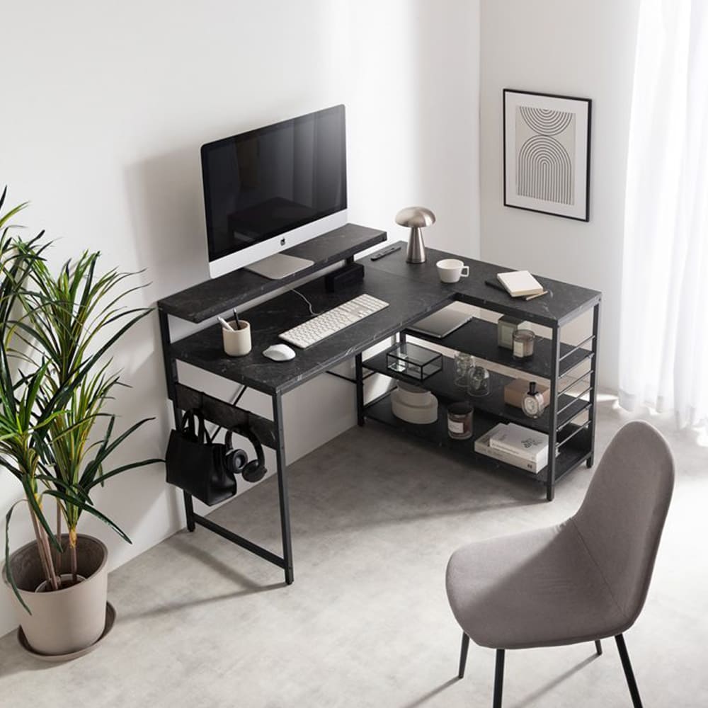 デスク下のケーブルマネジメント