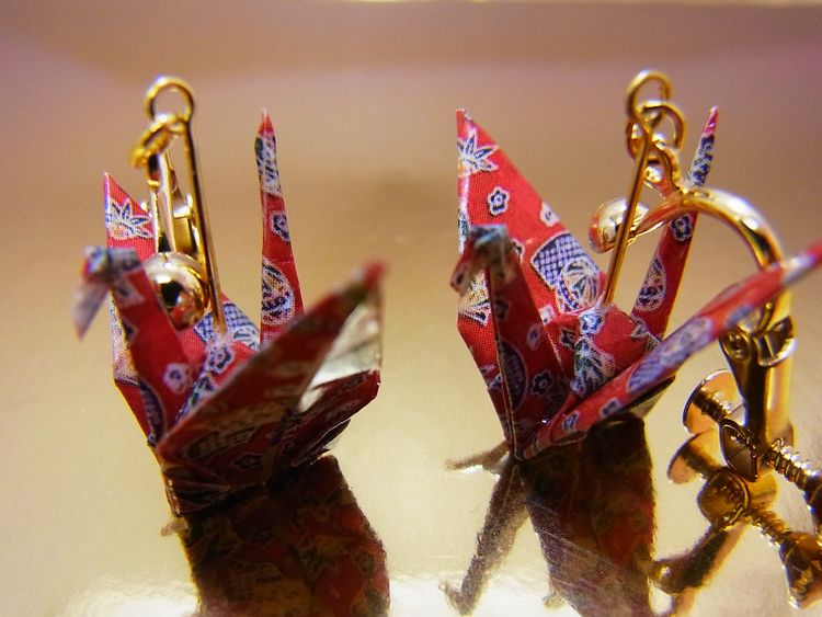【日本のおみやげ】◆折鶴のイヤリング【手造り】【色/柄は赤・ピンク系のアソートとなります。】