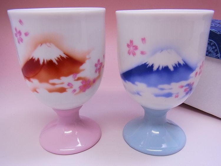 【日本のお土産】◆色絵富士ワインカップペア【日本美陶】
