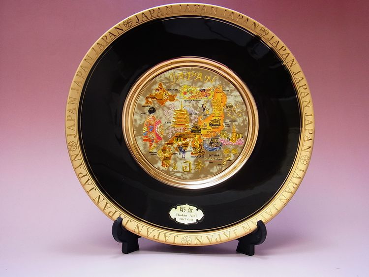 【日本のおみやげ】◆ニュー彫金飾り絵皿・8吋<br>【JAPAN 名所地図】飾りスタンド付