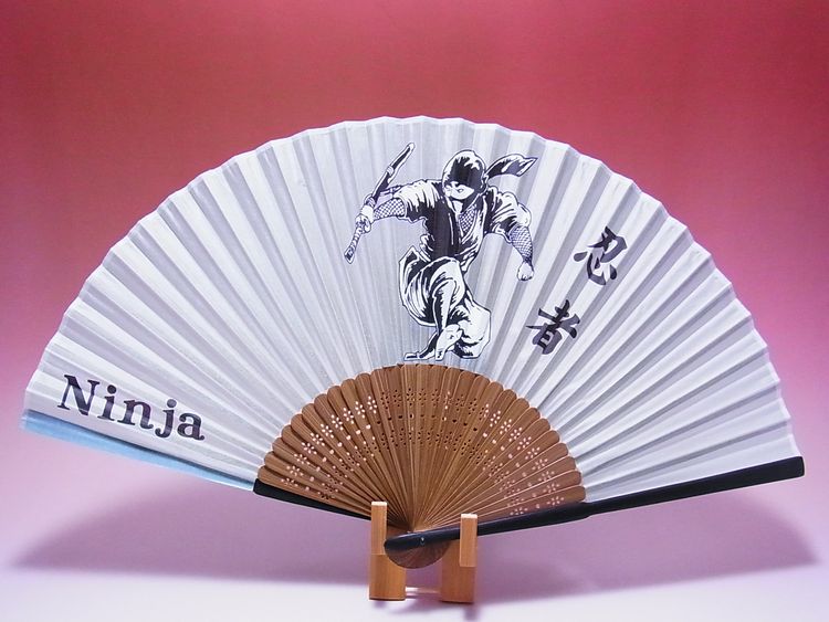 【日本のおみやげ】◆絹扇子【忍者】（絵柄扇子）「掛扇別売り」