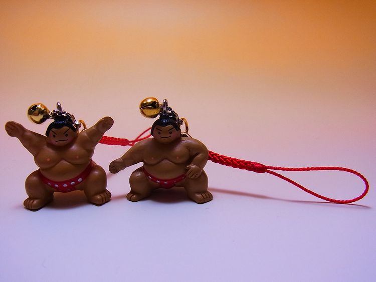 日本のおみやげ お相撲さんストラップ赤 仕切り 雲竜型 2種類よりお選びください 日本の和風みやげ専門店