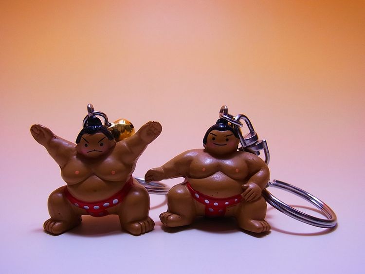 【日本のおみやげ】◆お相撲さんキーホルダー赤（仕切り）（雲竜型）2種類よりお選びください。