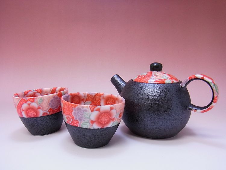 【日本のお土産】◆紅華ミニポット2客茶器揃セット【日本美陶】