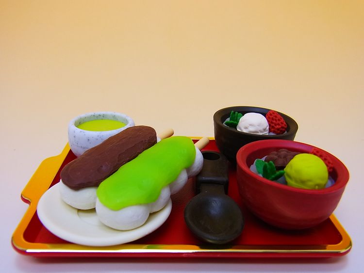 【日本のおみやげ】 ◆おもしろ消しゴム【あんみつ屋さん】 ブリスターパック プラスチック製トレイ付