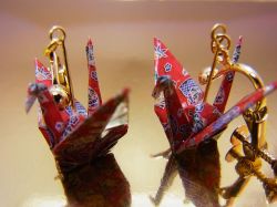 【日本のおみやげ】◆折鶴のイヤリング【手造り】【色/柄は赤・ピンク系のアソートとなります。】