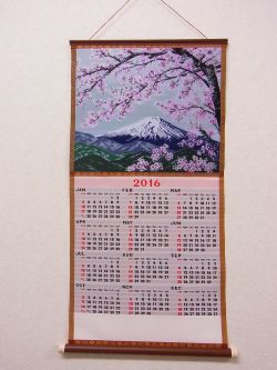 【日本のおみやげ】日本画織物カレンダー2016年度版(桜に富士山)英文タイプ（白箱入り）