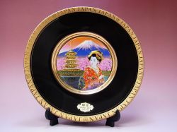 【日本のおみやげ】◆ニュー彫金飾り絵皿・8吋【富士桜塔舞妓】飾りスタンド付