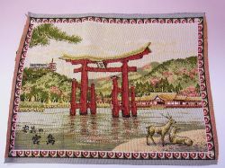 【日本のおみやげ】ゴブラン織ランチョンマット（安芸の宮島）英文説明書付【箱入】