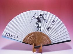 【日本のおみやげ】◆絹扇子【忍者】（絵柄扇子）「掛扇別売り」