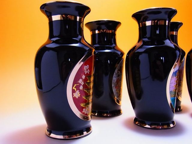 ゴールデンウィークセール❣️ 5月6日まで。赤と黒の花模様陶器花瓶　２個セット 日本のおみやげ】◇ニュー彫金グッズ【6inサギ花瓶/黒】A/B/C