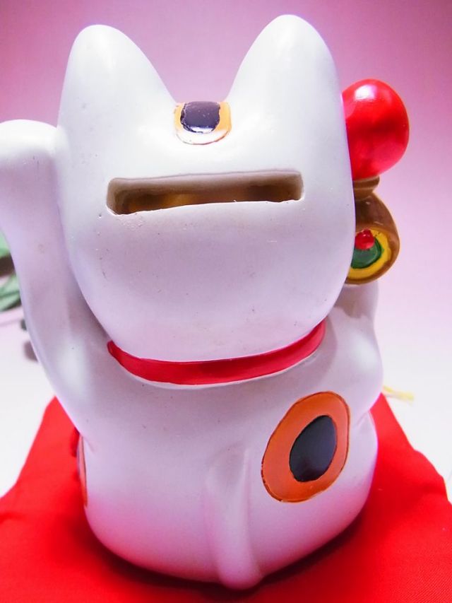 日本のおみやげ】◇招福猫【招福招き猫】座布団付/貯金箱